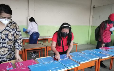 Los padres reciben libros gratis para sus hijos que se educan en el sector fiscal.