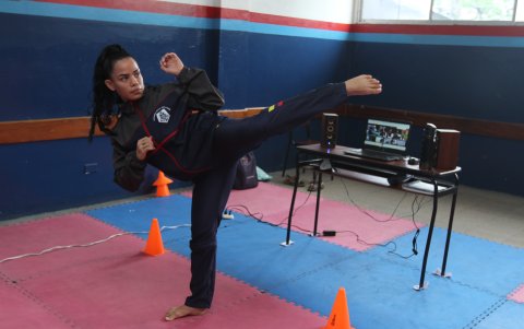 Lady García, maestra de la Academia Naval Guayaquil, también acude al local para dar sus clases de Educación Física y Karate.