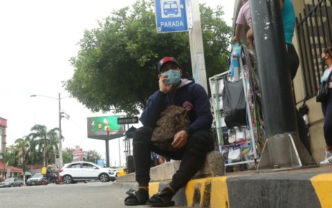 Espera. En el norte, más de un pasajero esperó una hora a que las unidades llegaran. A la final, la mayoría optó por el taxi o incluso por caminar, si era cerca.