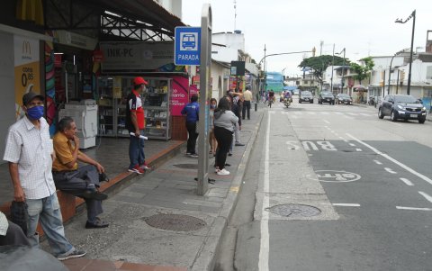Así permanecieron las paradas en distintos puntos de la ciudad, desde el mediodía de ayer.