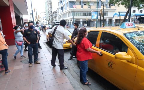 A fin de evitar las aglomeraciones de la Metrovía, hubo quienes optaron por el taxi. En algunos puntos, los pasajeros preguntaban los destinos a los que iban para compartir el pago.