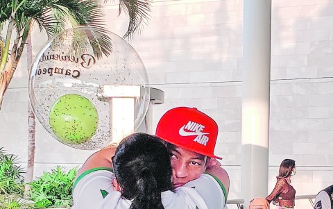 Plata logró el campeonato local con el Sporting Lisboa y llegó a celebrarlo con su madre.