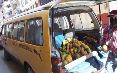Algunos choferes han sacado los asientos de las unidades para vender legumbres o frutas.