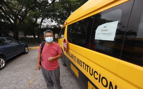 Freddy Vera ha puesto en venta su furgoneta que prestaba servicio de transporte escolar.