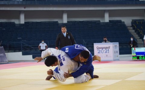 El judoca ecuatoriano Freddy Figueroa (azul) se coronó campeón en los +100 kg del torneo.
