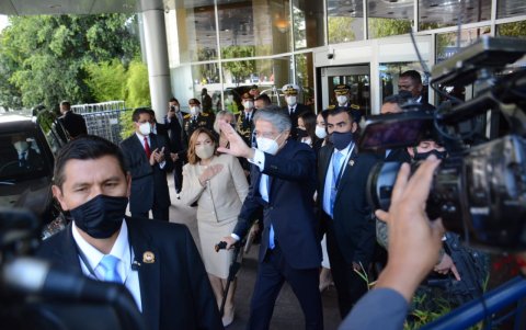 El presidente electo dejando el Hotel Hilton Colón.