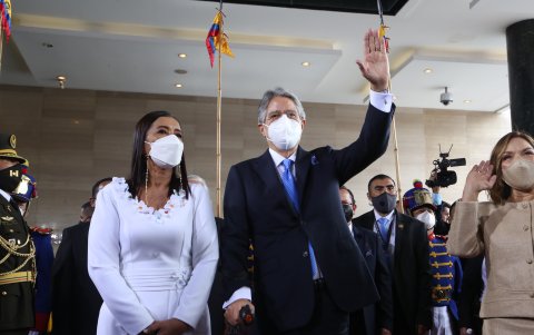 La actual presidenta de la Asamblea lució un impecable vestido blanco.