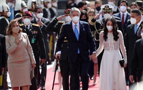 La hija menor del presidente vistió un traje de manga larga ceñido al cuerpo en la parte superior.