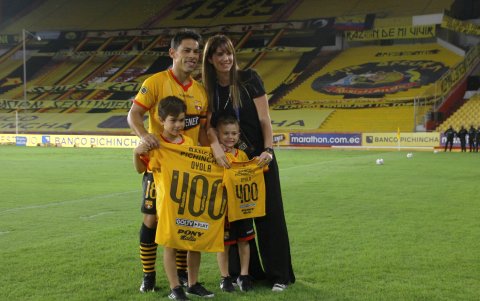 Matías Oyola,volante de Barcelona, junto a su familia durante el homenaje por sus 400 partidos con el Ídolo