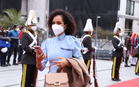 Yilda Rivera llevó un vestido azul celeste o también conocido como azul bebé.