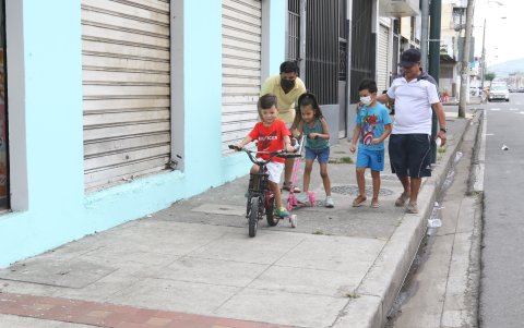 2. Barrio Garay. Ante la falta de áreas verdes, los niños juegan sobre las aceras y siempre en compañía de adultos que los vigilen.