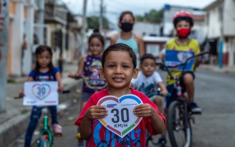 Con estas imágenes, el colectivo Masa Crítica apunta a que la campaña se extienda por la ciudad. Busca hacer conciencia y ayudar a que las calles sean más seguras, entre otros, para los niños.