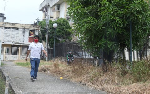 En la calle Leonidas Ortega Moreira, la frontera entre la ciudadela 9 de Octubre y Pradera 1 hubo una balacera. En la foto  el peatón se asusta al escuchar la moto.