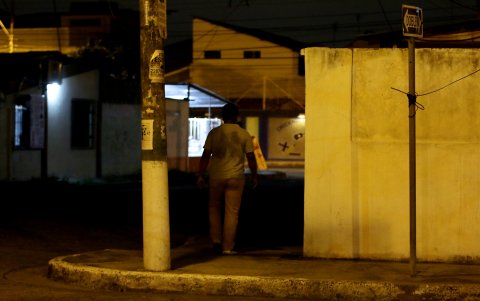 Un callejón en la Villamil que es solitario y con poca luz.