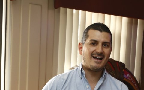 Desde muy chico Miguel Ángel toca la guitarra y tiene alma bohemia.