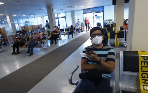 Atención.- El servicio al cliente de CNEL, en la ciudadela Garzota, al norte de Guayaquil. Ayer atendió a descenas de clientes que reclamaban por las facturas altas.