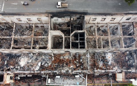 Fotografía aérea realizada con un dron que muestra las cenizas y los escombros que dejó un incendio provocado en el Palacio de Justicia en la noche de este martes, en Tuluá (Colombia).