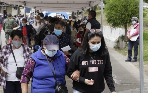 El Hospital del Adulto Mayor, en Quito, se vio concurrido en la mañana de este miércoles 26 de mayo, al reanudarse el proceso de vacunación.