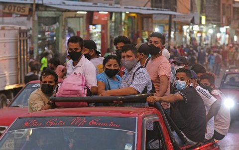 Transporte. Ante la falte de buses, los usuarios se movilizan en camiones, furgonetas y camionetas. Esto, obviando las normas de tránsito y el distanciamiento.