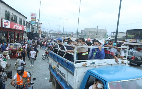 Hasta en camiones, los usuarios se han movilizado en distintos puntos de la ciudad para llegar a sus destinos, pasadas las 12:00.