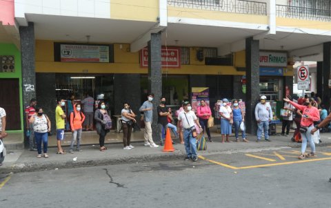 Las filas se tornan extensas en la ciudad para conseguir también un taxi. Hay quienes optan por compartir la ruta y los gastos para ahorrar.