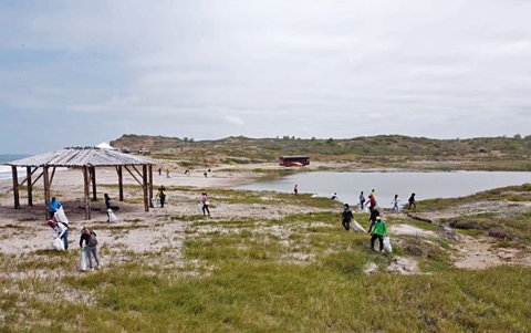 La playa de los Chinos.  El estero ubicado al pie del mar es uno de los encantos que más llaman la atención en el sitio.
