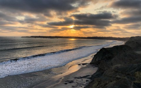 Las visitas llegan a Acapulco en la tarde para fotografiar la caída del sol.