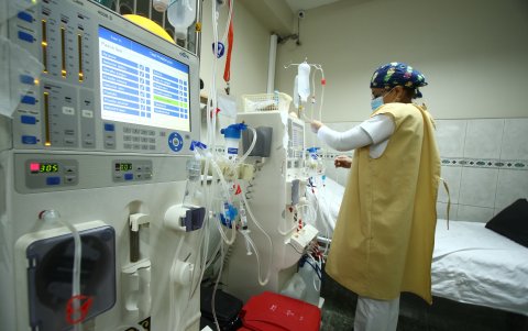 Los 85 centros de diálisis que atienden en el país aseguran estar impagos por el Estado, en los tratamientos que ofrecen a enfermos renales.