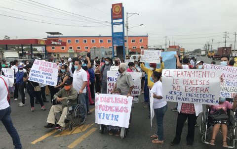 Las protestas de pacientes se mantienen a nivel nacional, por las consecuencias que, en paralelo, ocasionaría en sus tratamientos.