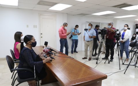 La Defensora del Pueblo (S), abogada Zaida Rovira, en una rueda de prensa anunció las medidas que tomará por las facturas altas de energía eléctrica.