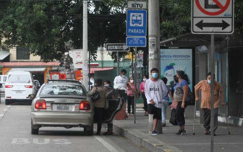 Hecho. Furgonetas, mototaxis suplen a los buses. Las aglomeraciones son evidentes.