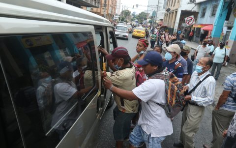 Panorama. Furgonetas cubren algunas rutas de buses.