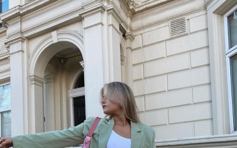 El cropped blazer va bien con un jean para un evento casual o informal.