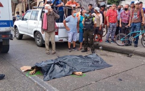 El cuerpo fue cubierto con plástico negro y luego subido al carro de Medicina Legal.