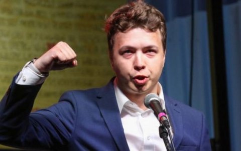 Roman Protasevich dirigiéndose a opositores bielorrusos en Gdansk, Polonia, el pasado mes de agosto.