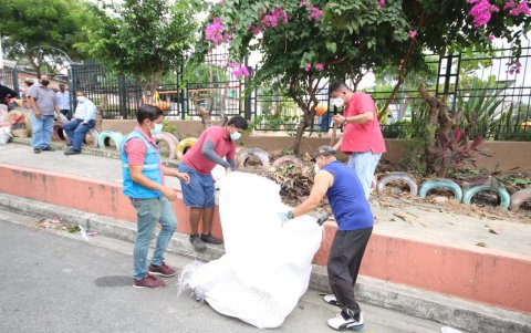 Trabajo. Desbroce de maleza y mantenimiento a los juegos infantiles fueron parte de las acciones ejecutadas en el parque.