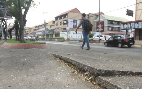 En el parterre de la Alborada, el daño se observa no solo en las jardineras, sino en la base de la estructura.