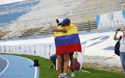Glenda Morejón, marchista ecuatoriana, se abraza con su entrenador Andrés Chocho.