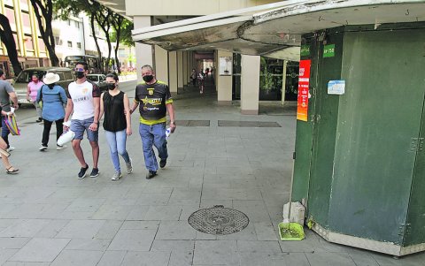 Infraestructura. En algunos kioskos comerciales se evidencia que el tejado de estos puede perjudicar a una persona de alta estatura.