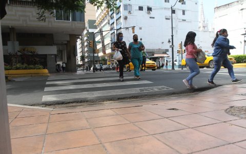 Que el asfalto no esté ubicado al nivel de las aceras vuelva toda una odisea la movilización de quienes se desplazan en silla de ruedas o tienen dificultades para caminar.