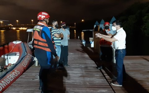 La acción de rescate del Cuerpo de Bomberos de Guayaquil, para auxiliar a náufragos en Tres Bocas, del Estero Salado, la noche del sábado 29 de mayo. .