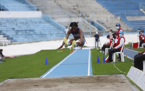 Liuba Zaldívar fue segunda en salto largo y ganó medalla de plata.