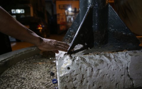 La base del monumento que está dañado en el parque que queda en Leonidas Plazas y Clemente Ballén.