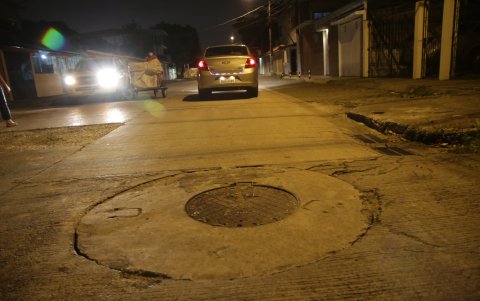 Una de las tapas que están flojas y suenan cuando pasan los carros en al avenida 2 A, en Samanes 1.
PERIODISTA