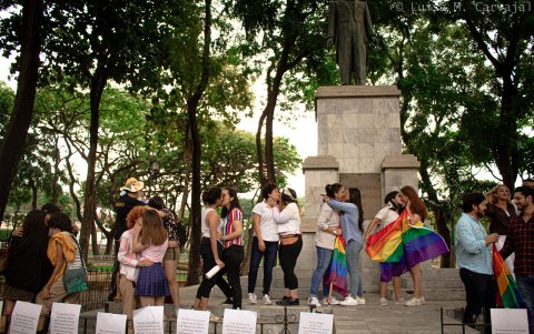 En el parque de Los Ceibos se congregaron para realizar el besatón