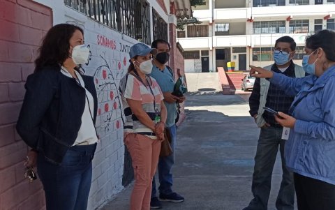 Personal de Salud, Educación y del Consejo Nacional Electoral revisan el estado de un establecimiento educativo que será utilizado como centro de vacunación.