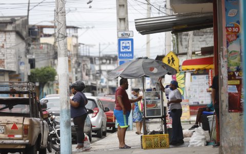 En varias cuadras de la 4 de Noviembre los vendedores no respetan las veredas; y los automotores se parquean en sitios prohibidos.