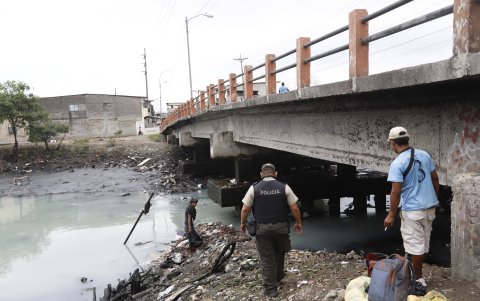 Debajo del puente donde termina la avenida viven consumidores y expendedores de drogas, así como  ladrones. La policía intenta controlarlos.