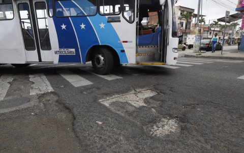En varios tramos de esta importante avenida de la ciudad hay baches que causan problemas a peatones y conductores.
