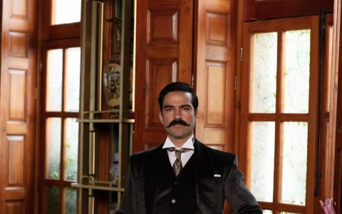 Alfonso Herrera da vida al yerno del expresidente mexicano Porfirio Díaz.
